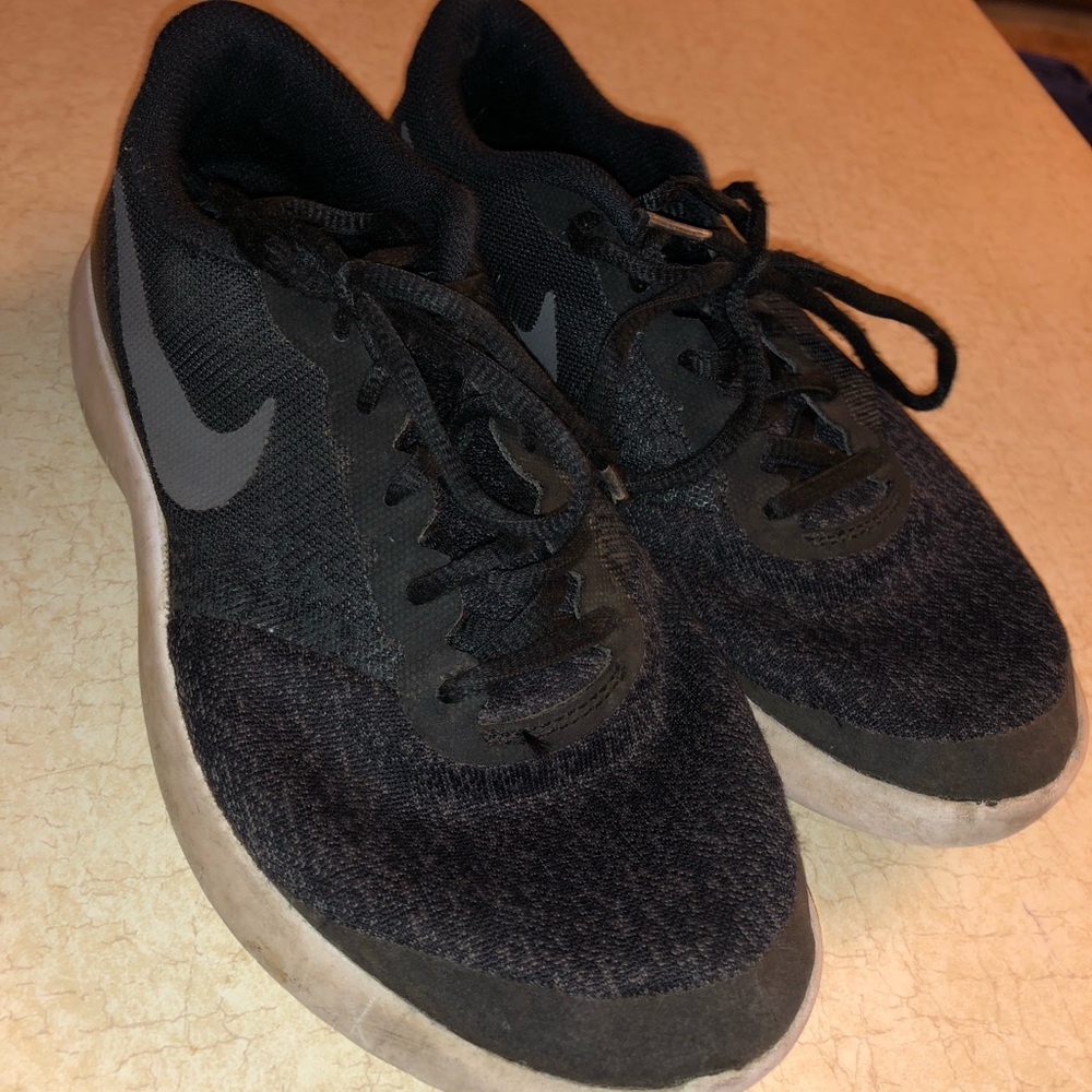 Woman’s Nike sneakers // size 5Y (7 woman’s)